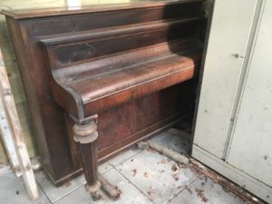 piano in schuur