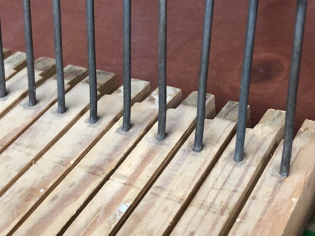 Achterkant bechstein toetsen